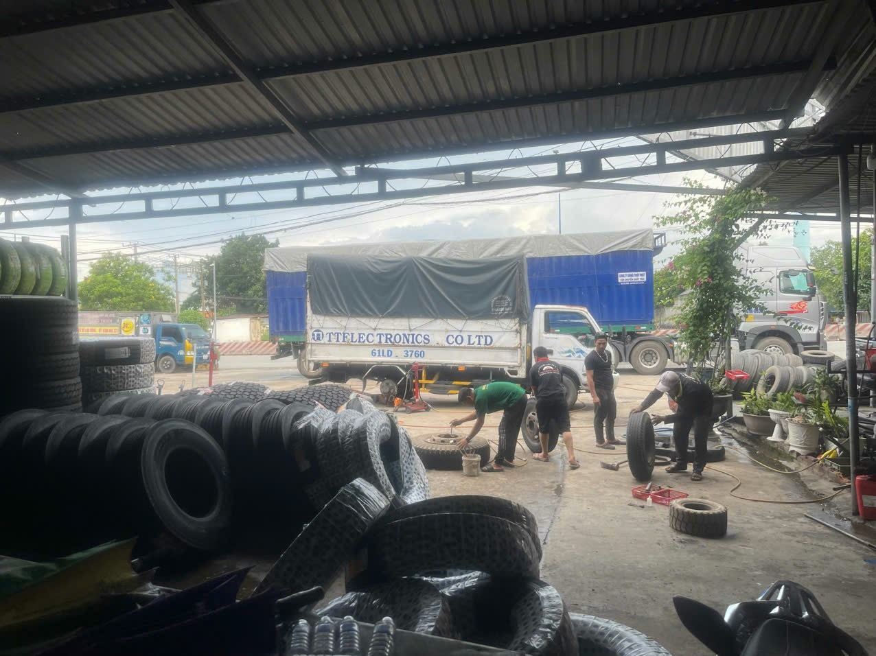 Thay lốp xe mới các loại giá rẻ tại - Bình Dương